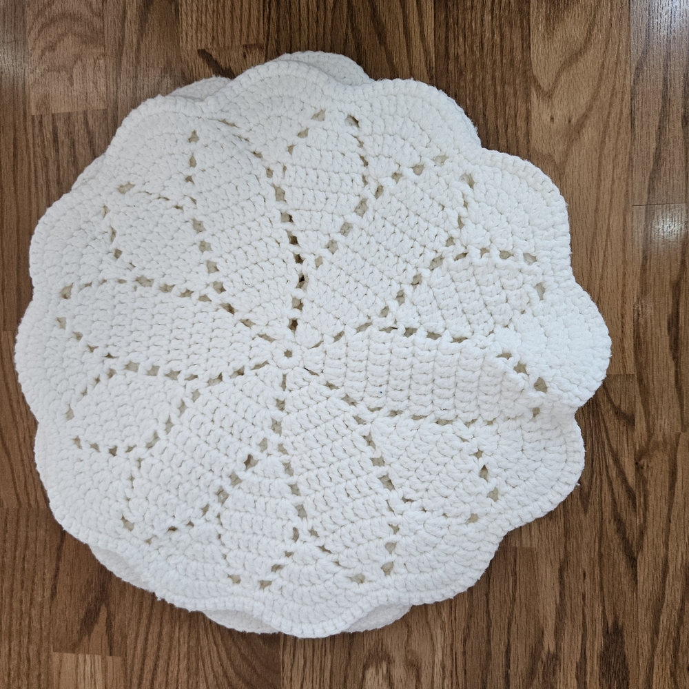 Set of 6 Elegant White Crochet Placemats - Picture 1 of 5